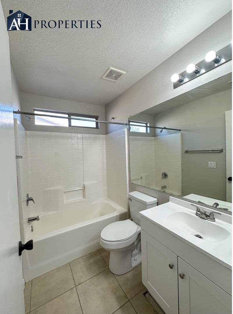 BUCKEYE House: 805 E CENTRE AVE