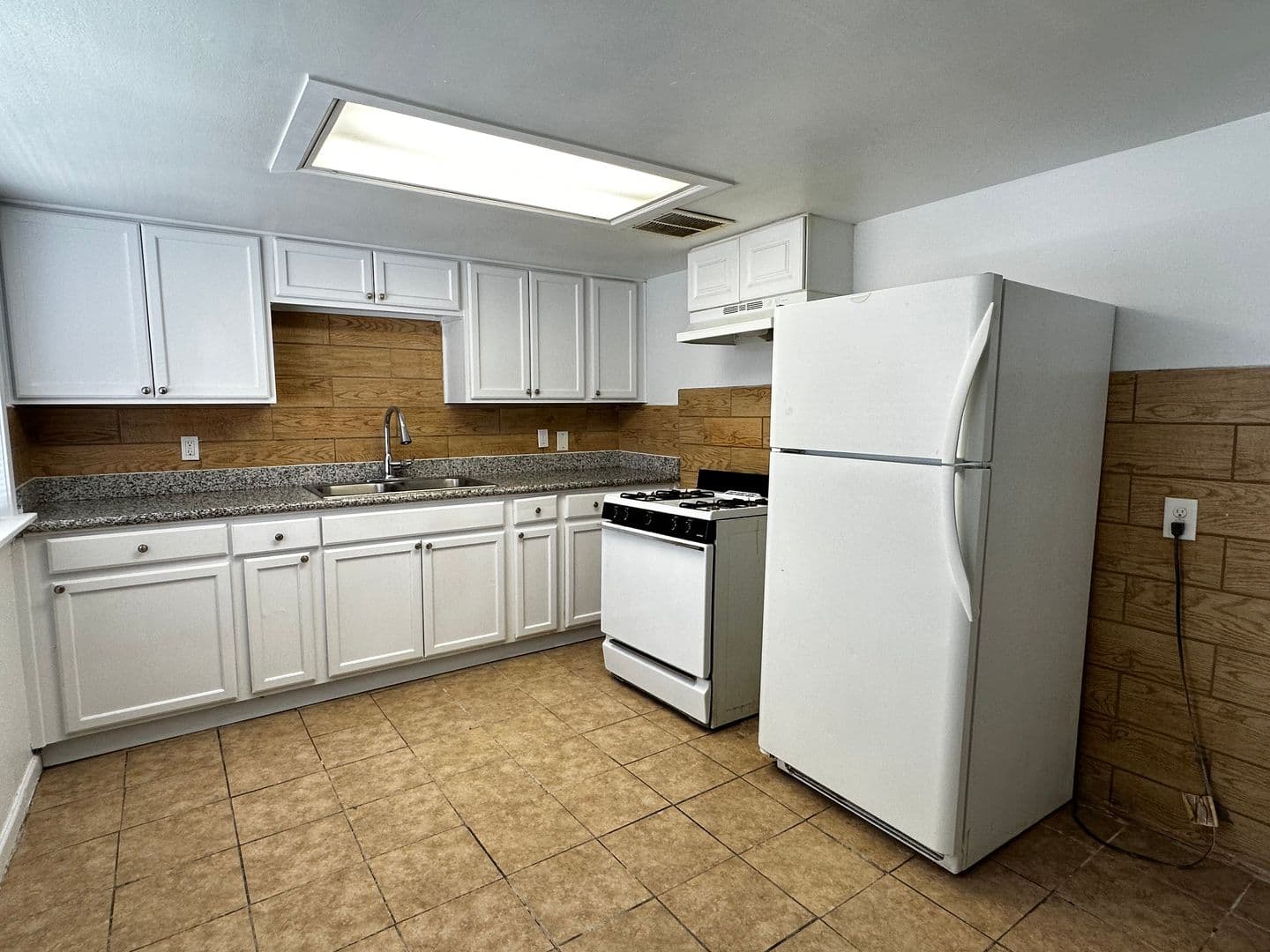 EL MIRAGE Apartment: 14005 N PALM ST #4