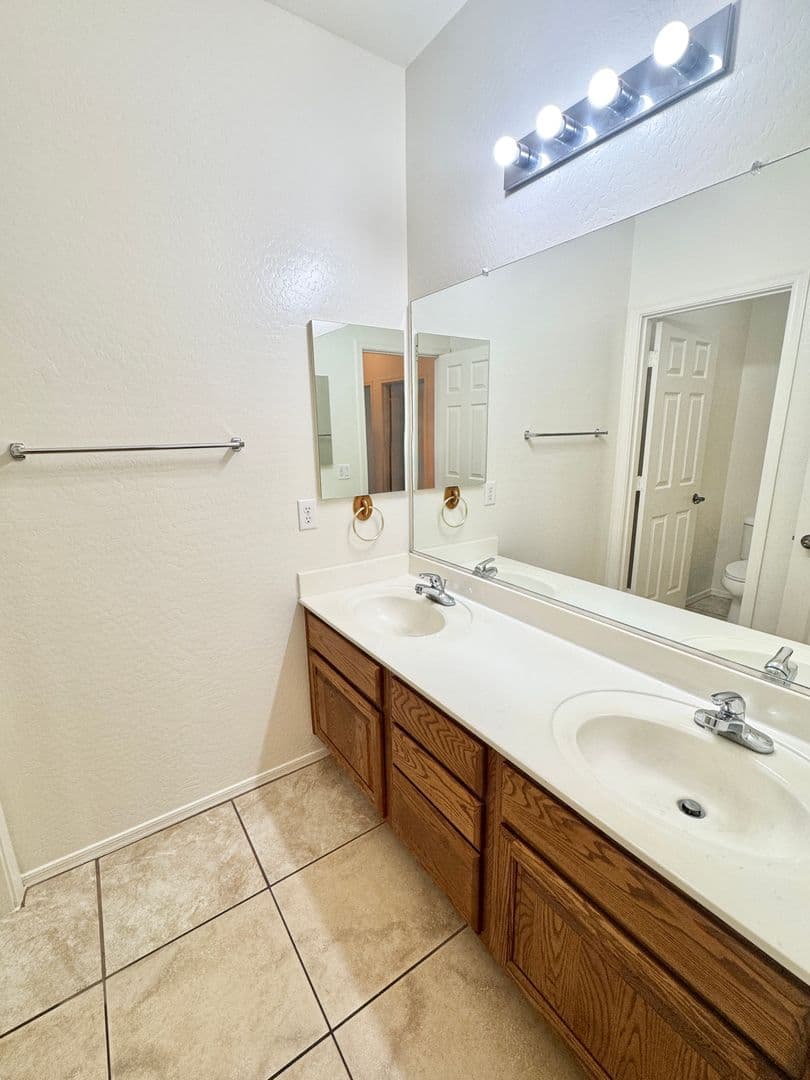 AVONDALE House: 314 S 117TH DR