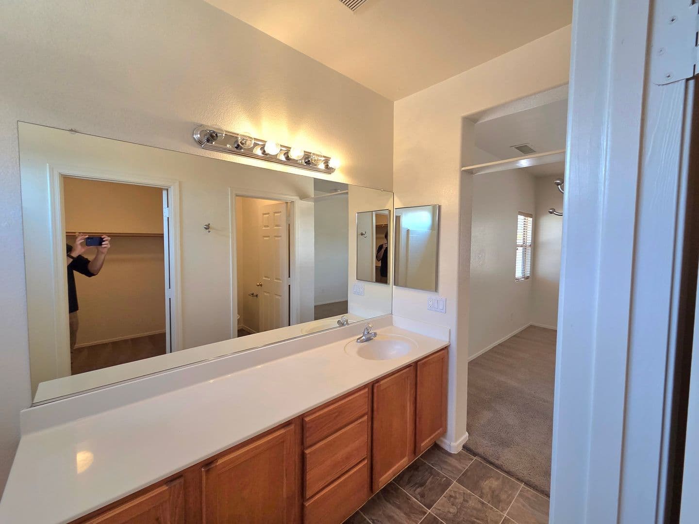 AVONDALE House: 609 W RIO VISTA LN