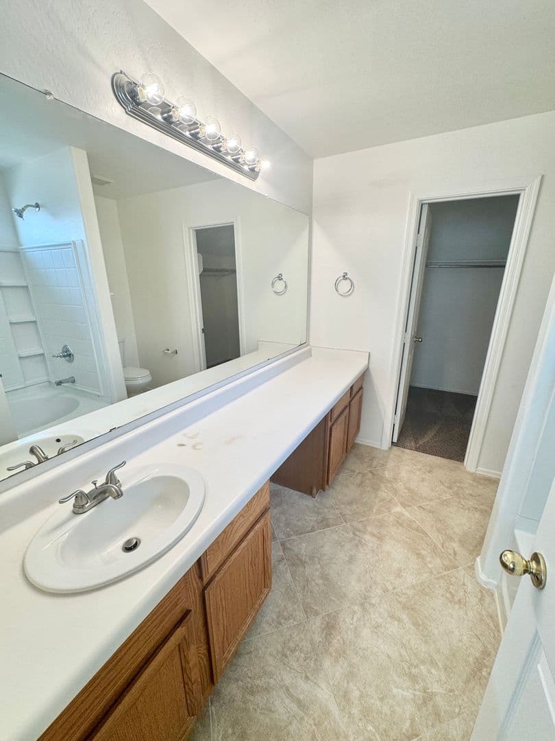 AVONDALE House: 12214 W APACHE ST