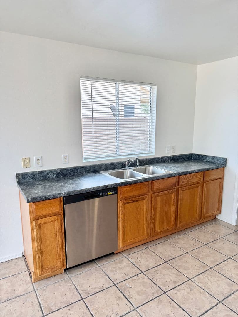 AVONDALE House: 12214 W APACHE ST