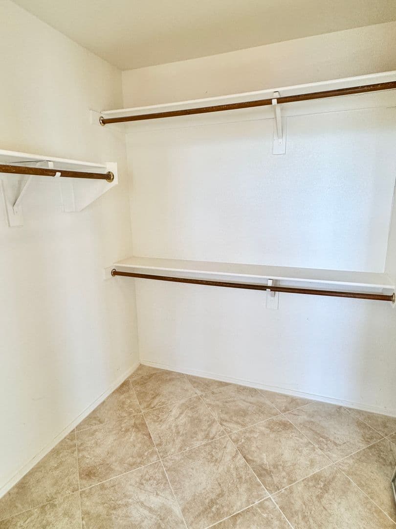 AVONDALE House: 1941 N 107TH DR