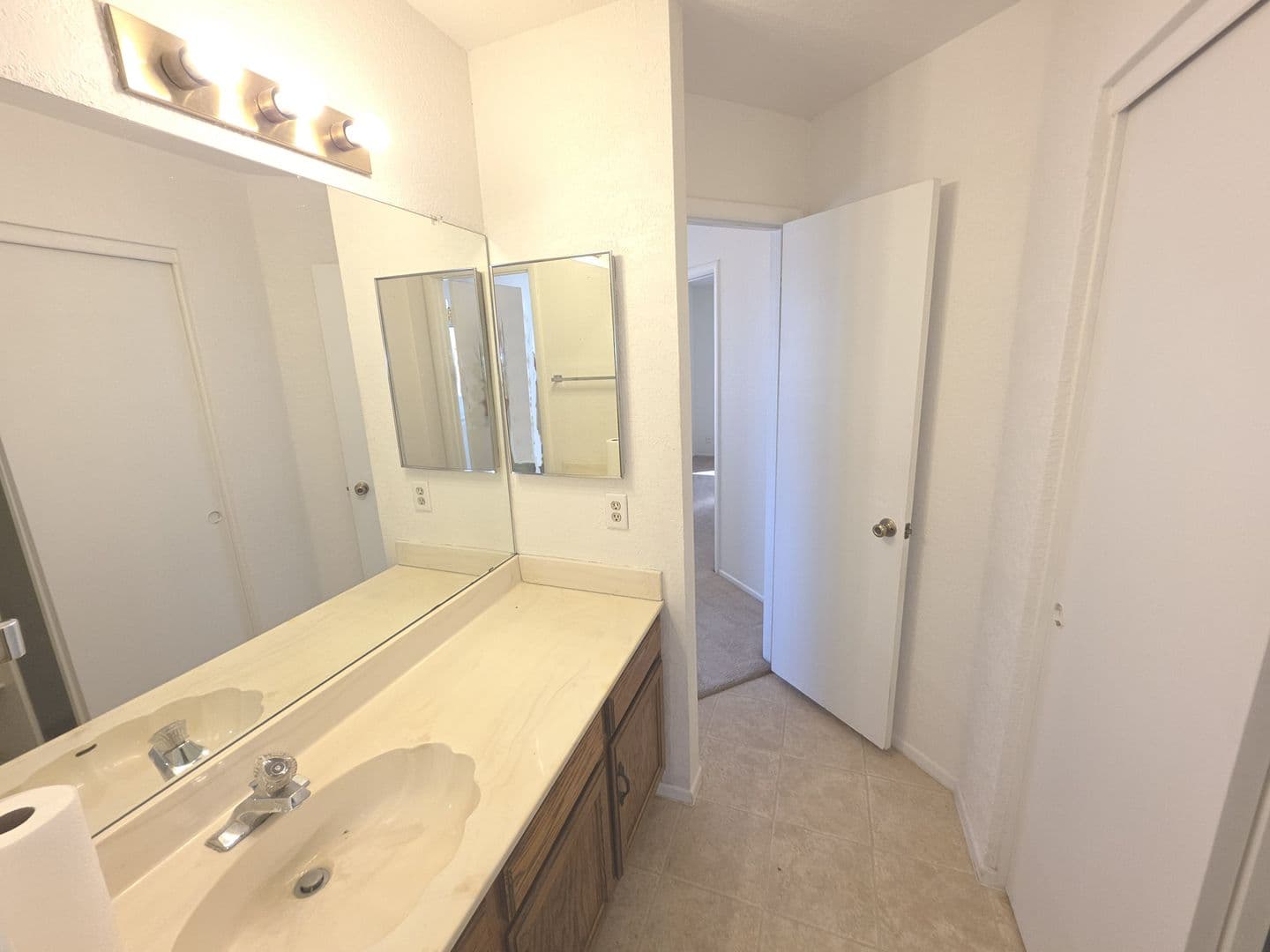 PHOENIX House: 513 E TARO LN