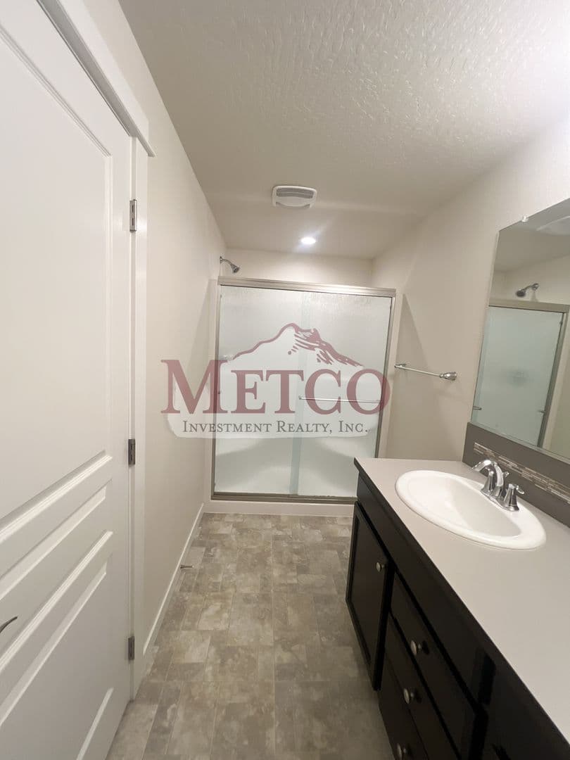 Coburg House: 32902 McKenzie St