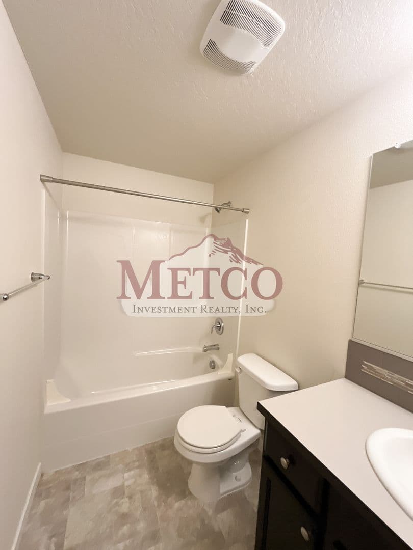 Coburg House: 32902 McKenzie St