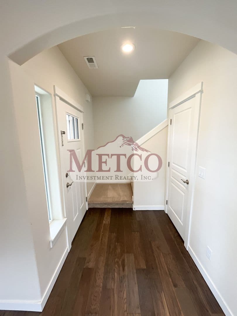 Coburg House: 32902 McKenzie St