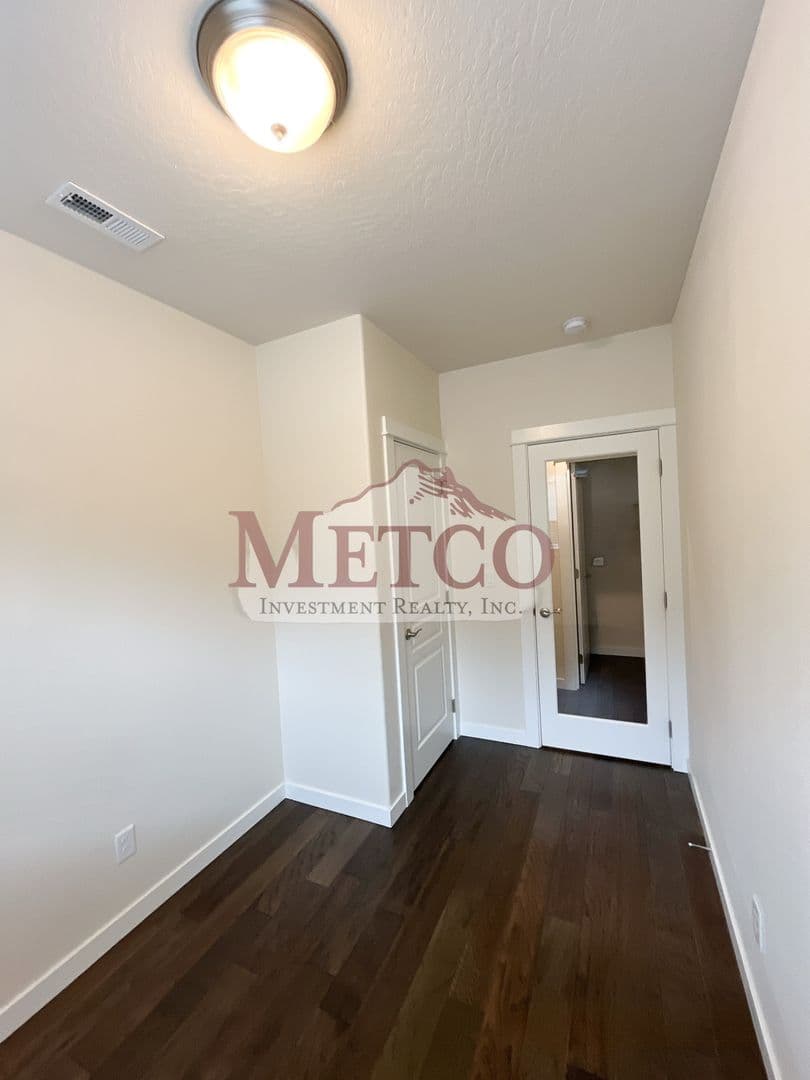 Coburg House: 32902 McKenzie St