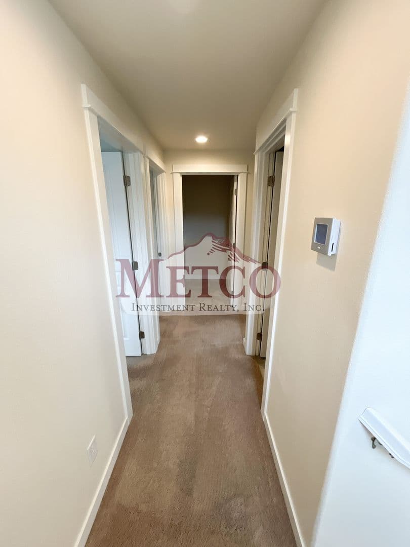 Coburg House: 32902 McKenzie St