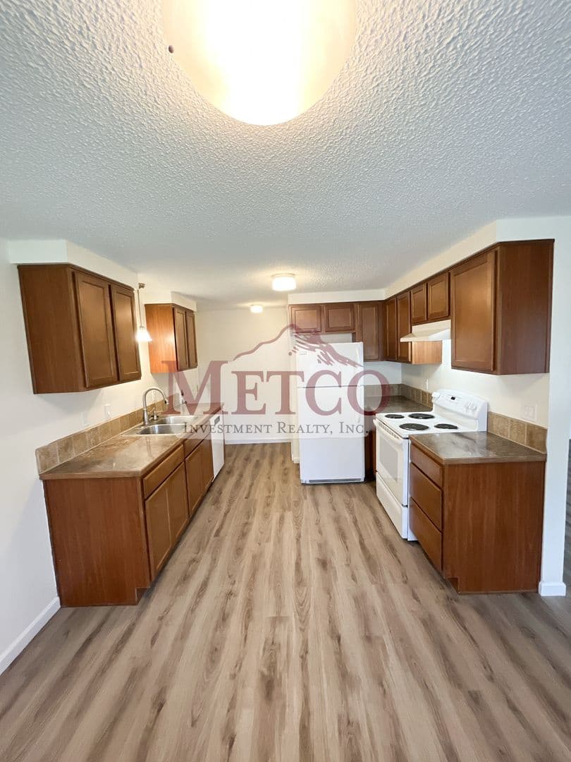 Eugene Apartment: 588/592 Cinderella Lp