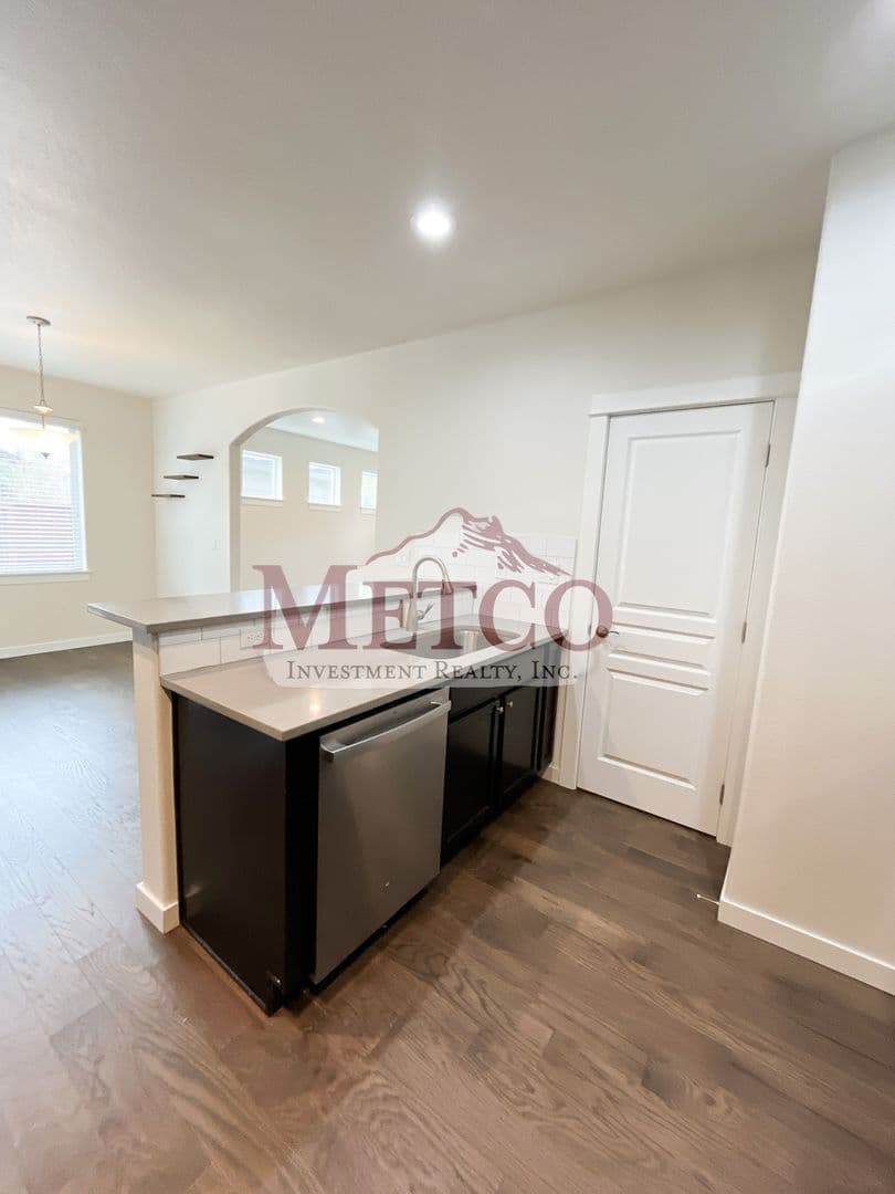 Coburg House: 32902 McKenzie St