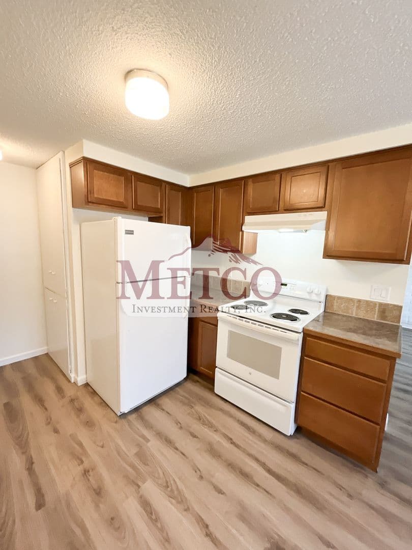 Eugene Apartment: 588/592 Cinderella Lp