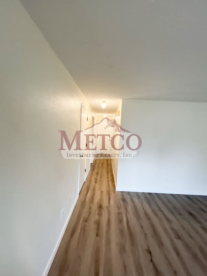 Eugene Apartment: 588/592 Cinderella Lp