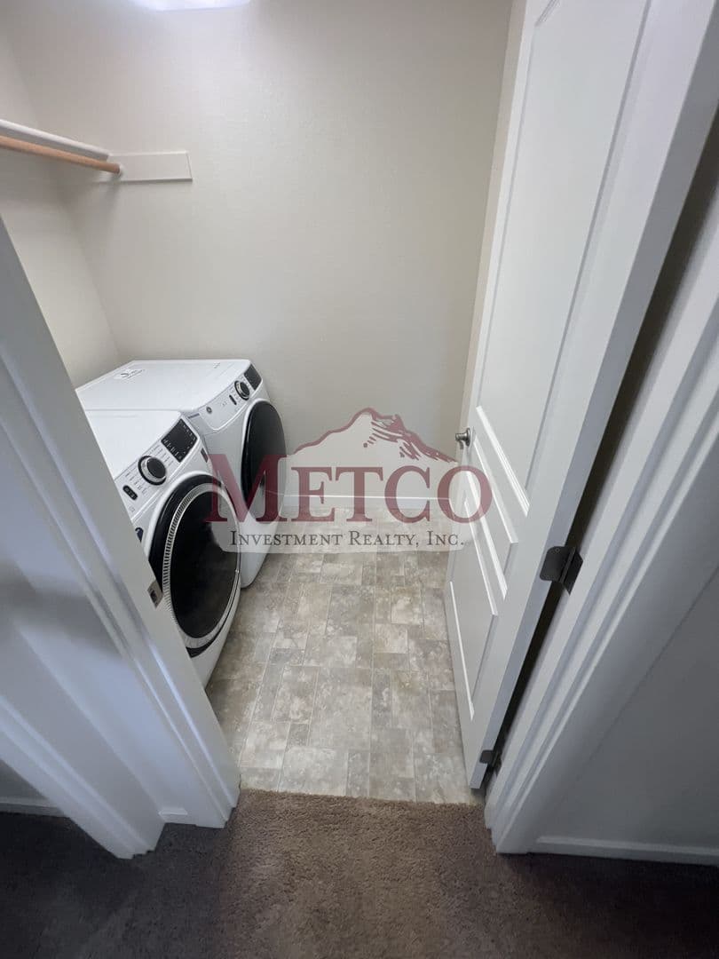 Coburg House: 32902 McKenzie St