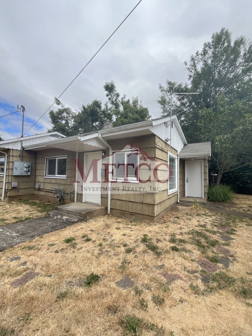 Cottage Grove Apartment: 1105/07/09 E. Van Buren Ave