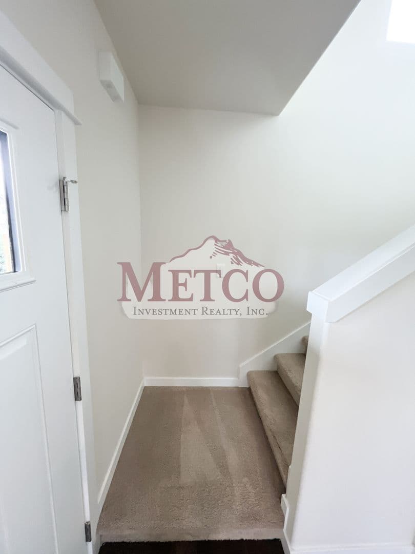 Coburg House: 32902 McKenzie St