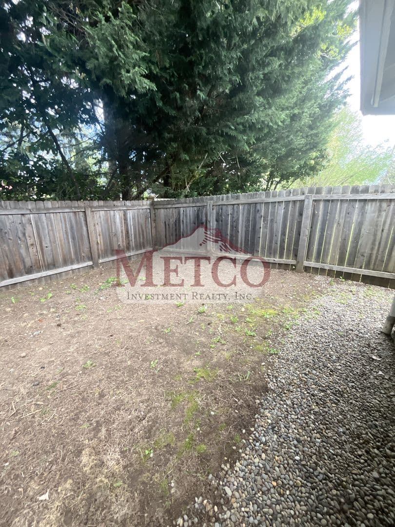 Eugene Apartment: 588/592 Cinderella Lp