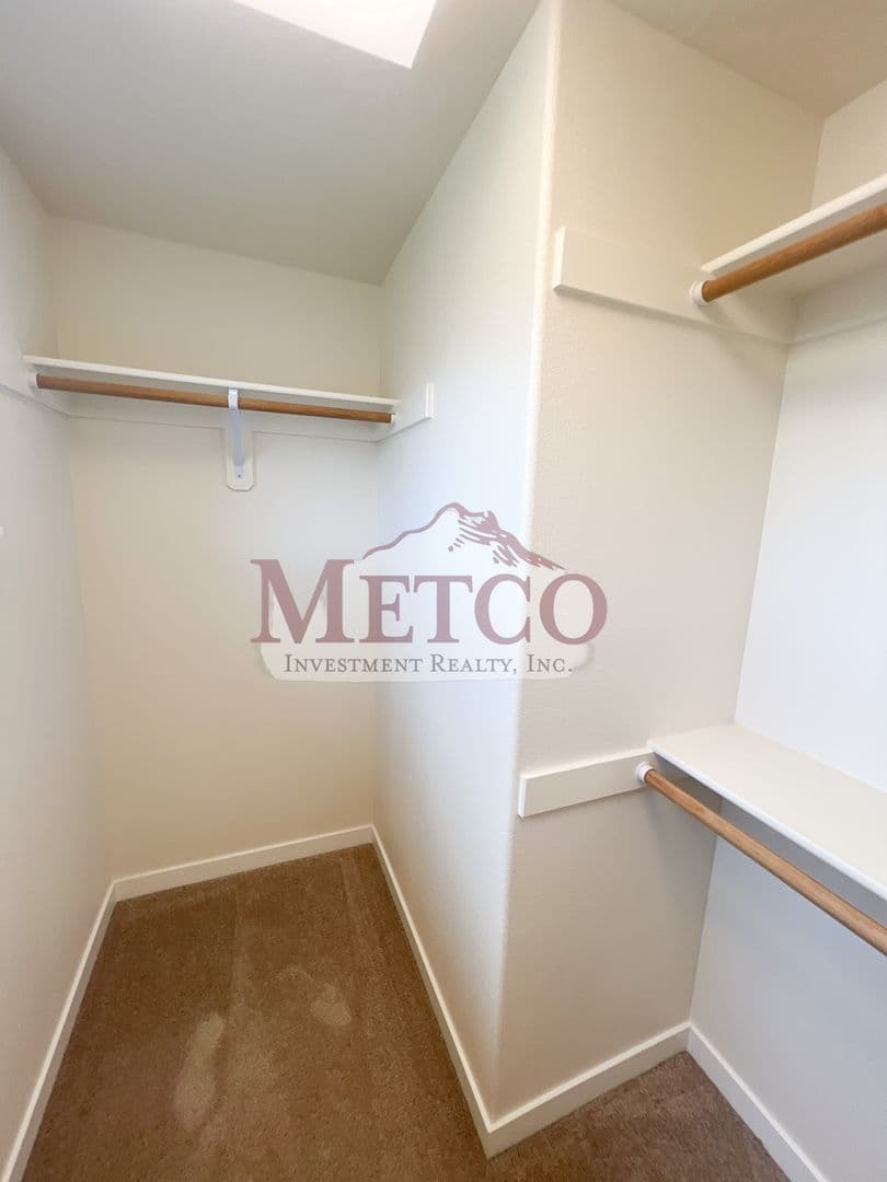 Coburg House: 32902 McKenzie St