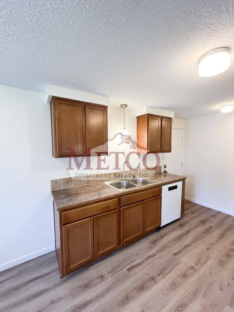 Eugene Apartment: 588/592 Cinderella Lp