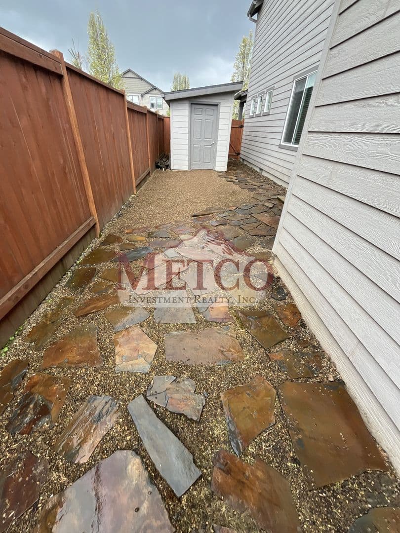Coburg House: 32902 McKenzie St