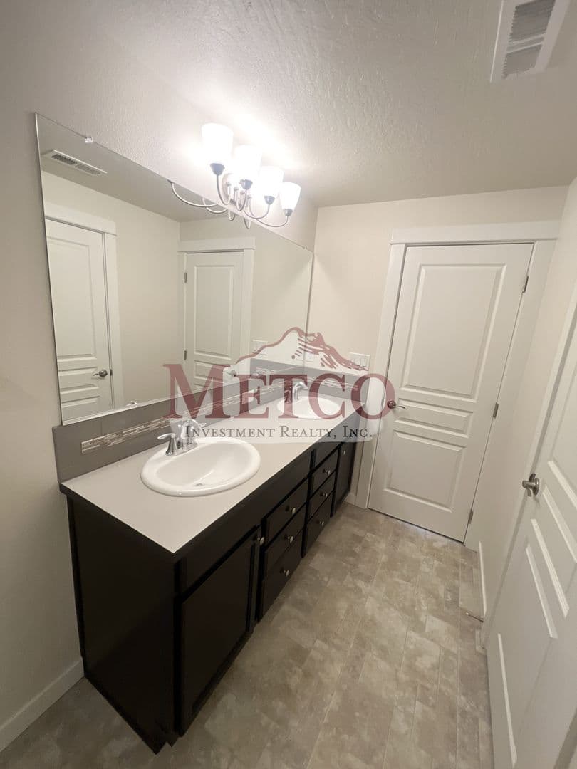 Coburg House: 32902 McKenzie St