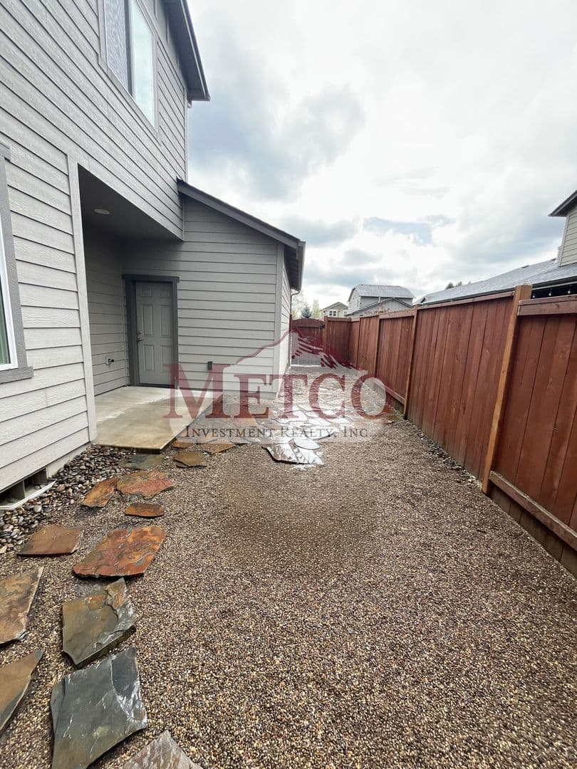 Coburg House: 32902 McKenzie St