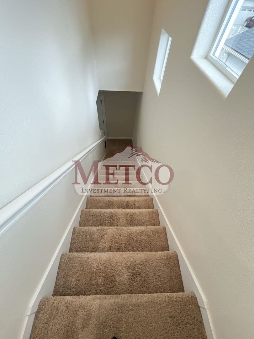 Coburg House: 32902 McKenzie St