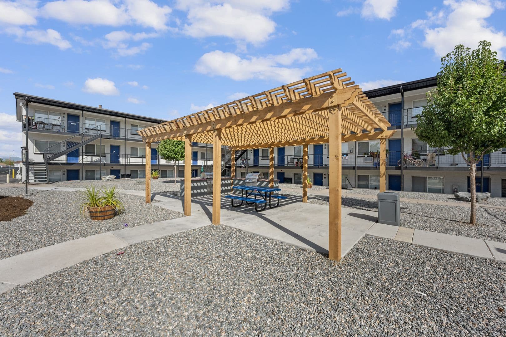Brighton Apartment: 101 W Egbert