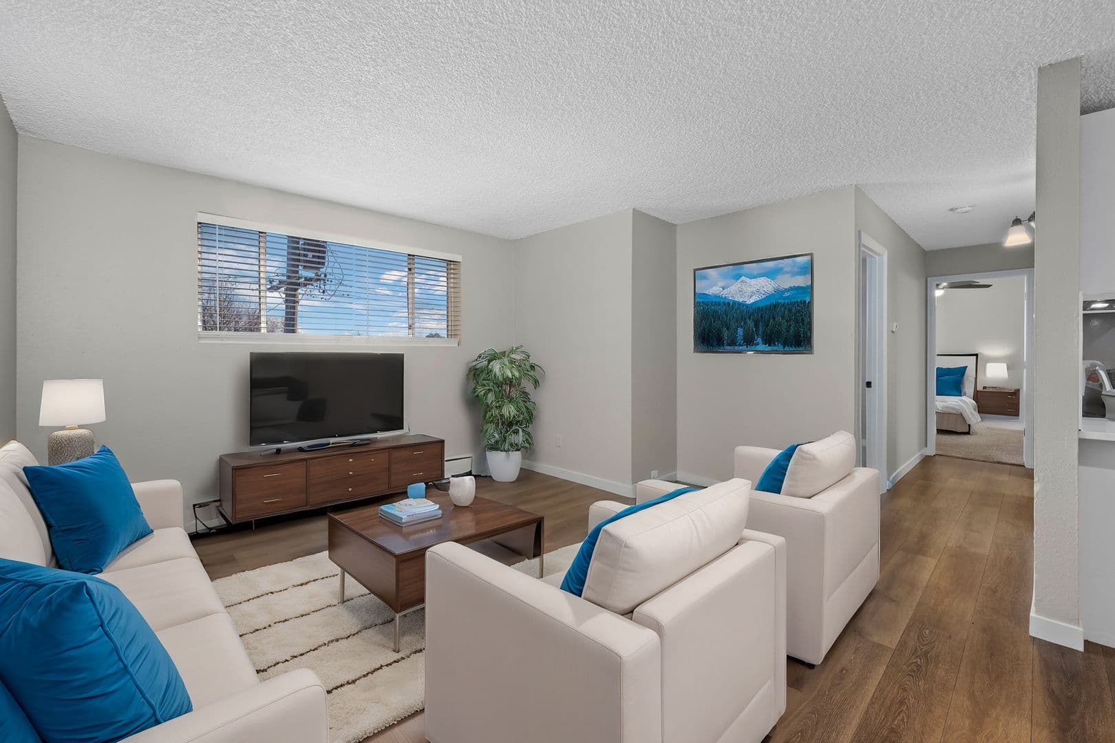 Edgewater Apartment: 2660 Ingalls St