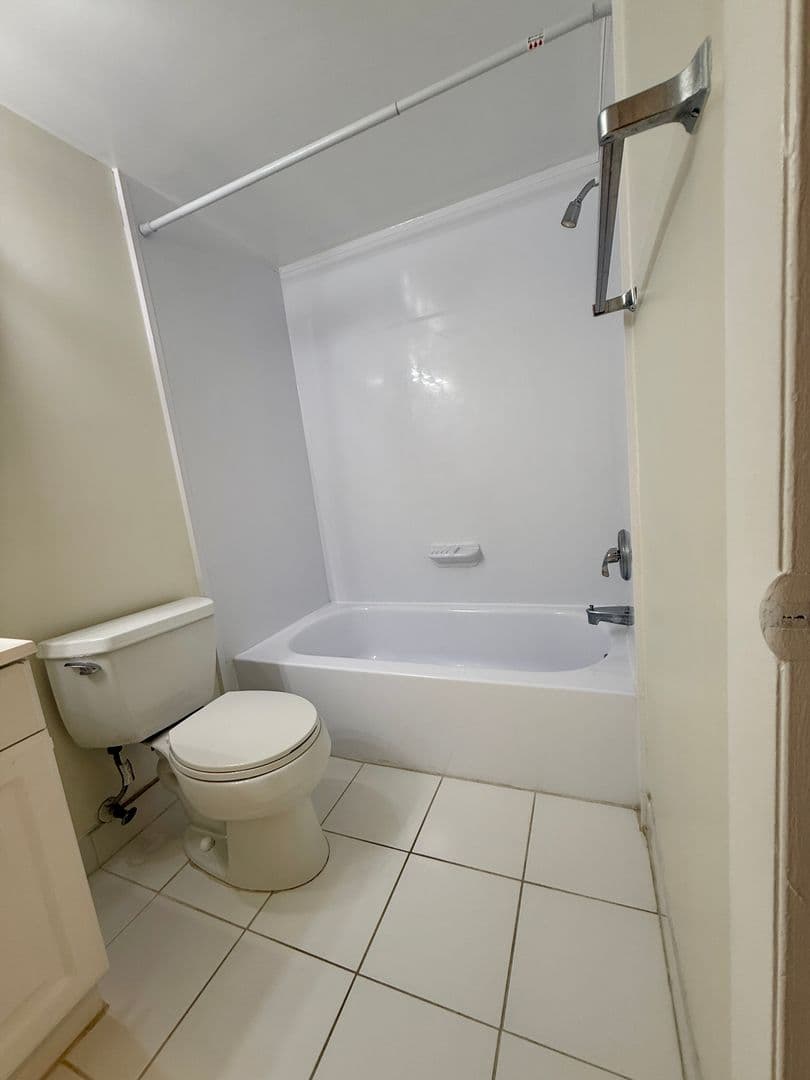 st. petersburg House: 775 N Village Lake Dr #208