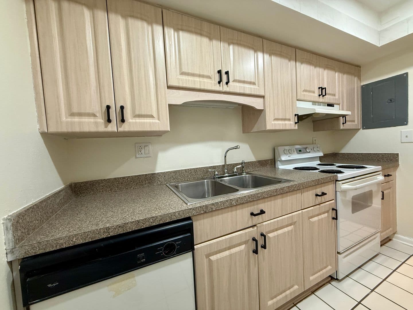 st. petersburg House: 775 N Village Lake Dr #208