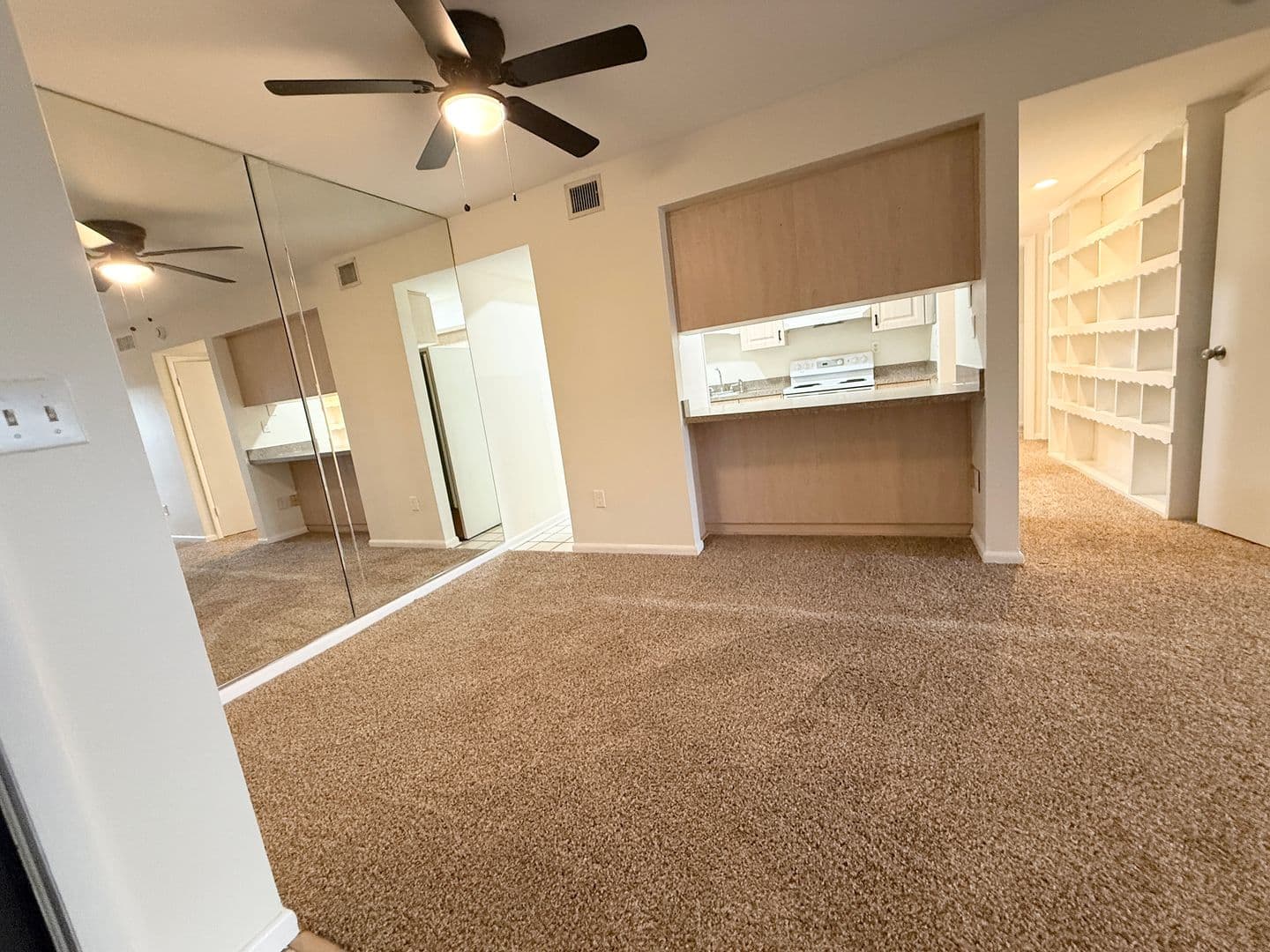 st. petersburg House: 775 N Village Lake Dr #208