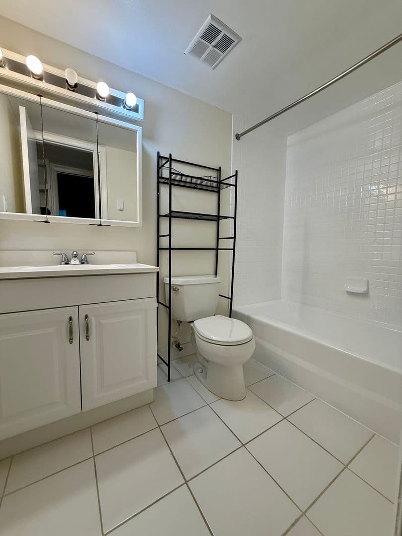 st. petersburg House: 775 N Village Lake Dr #208