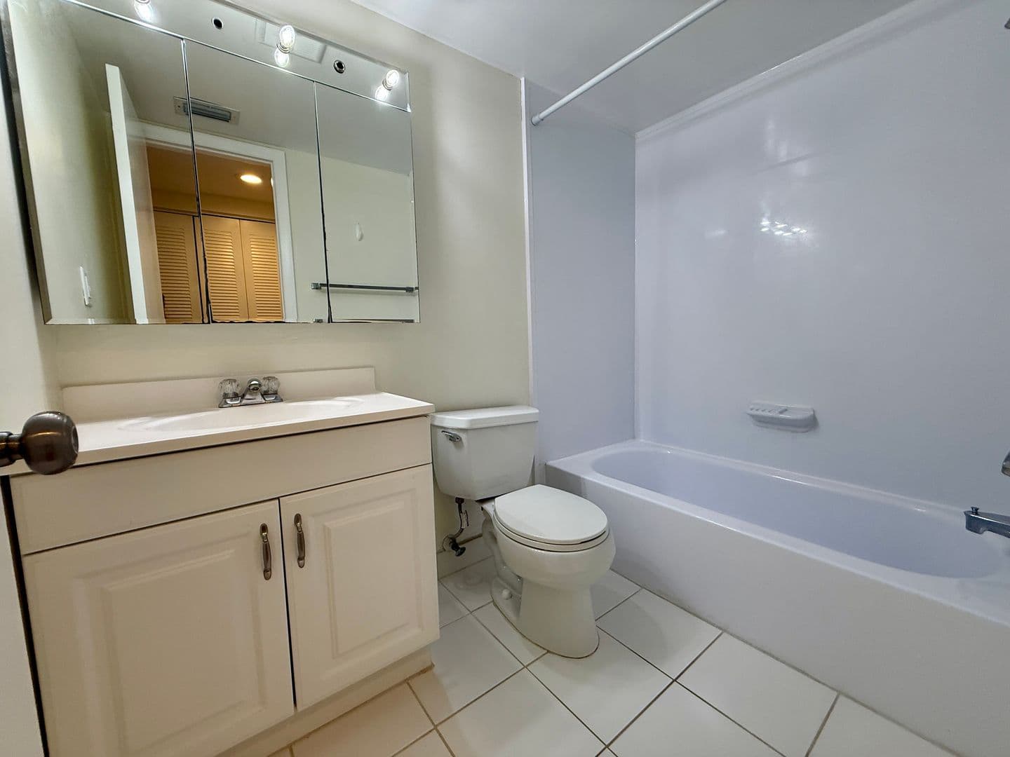 st. petersburg House: 775 N Village Lake Dr #208