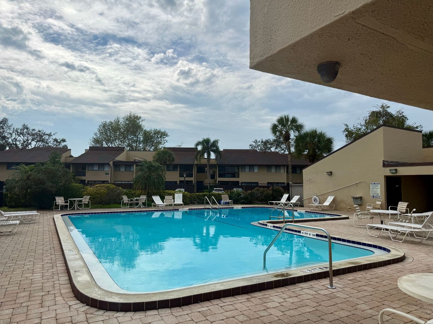 st. petersburg House: 775 N Village Lake Dr #208