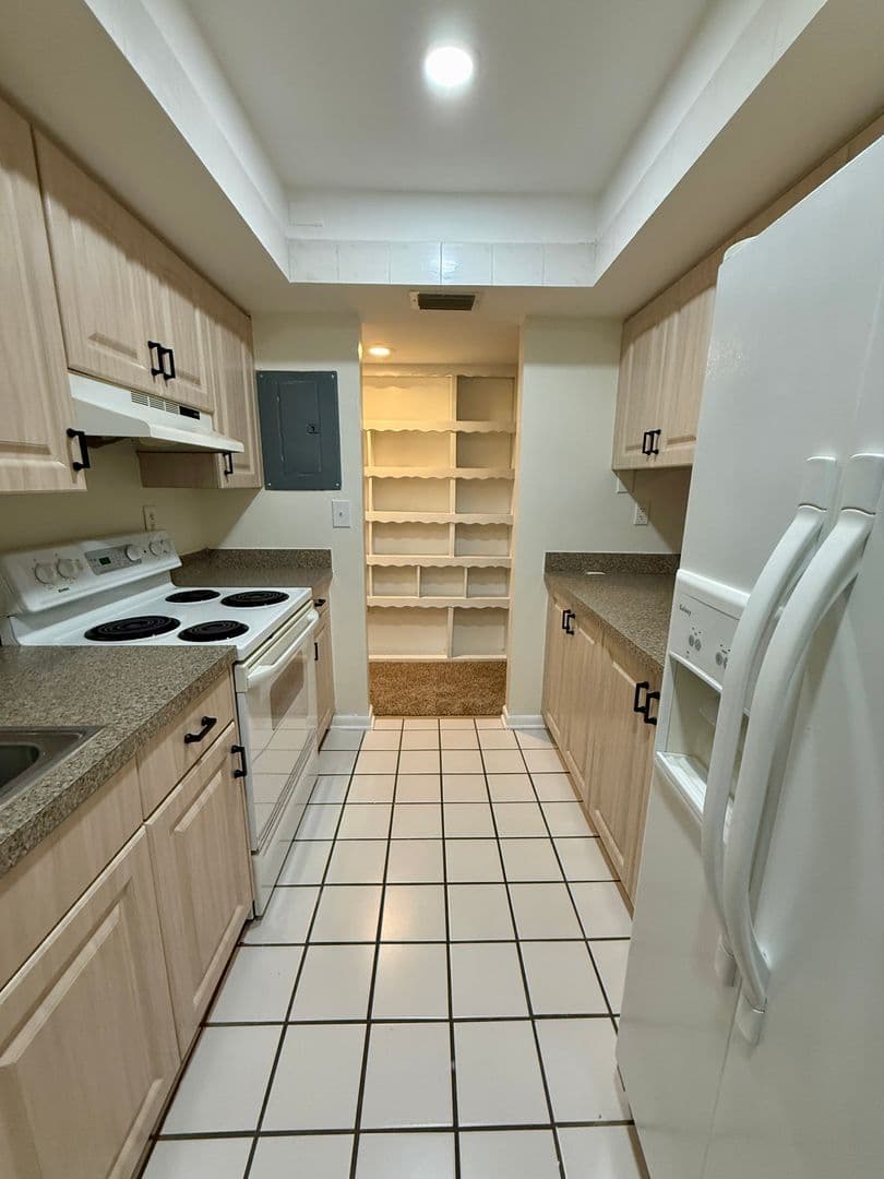 st. petersburg House: 775 N Village Lake Dr #208