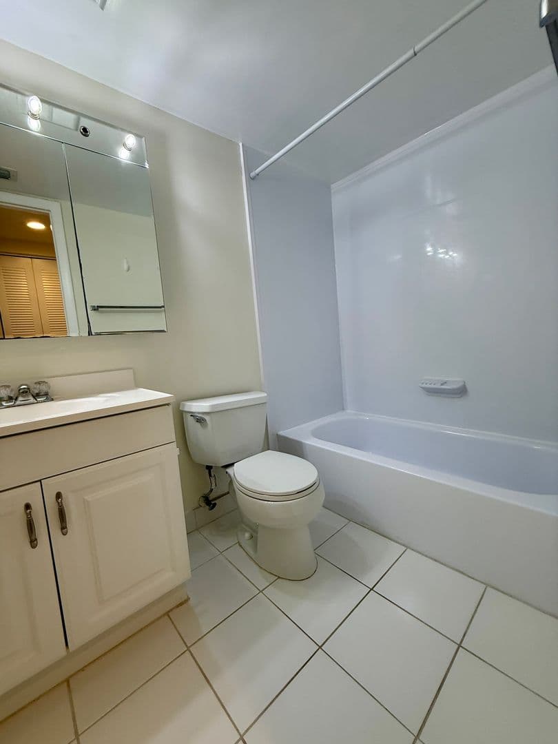 st. petersburg House: 775 N Village Lake Dr #208
