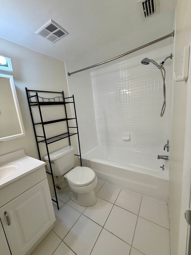 st. petersburg House: 775 N Village Lake Dr #208