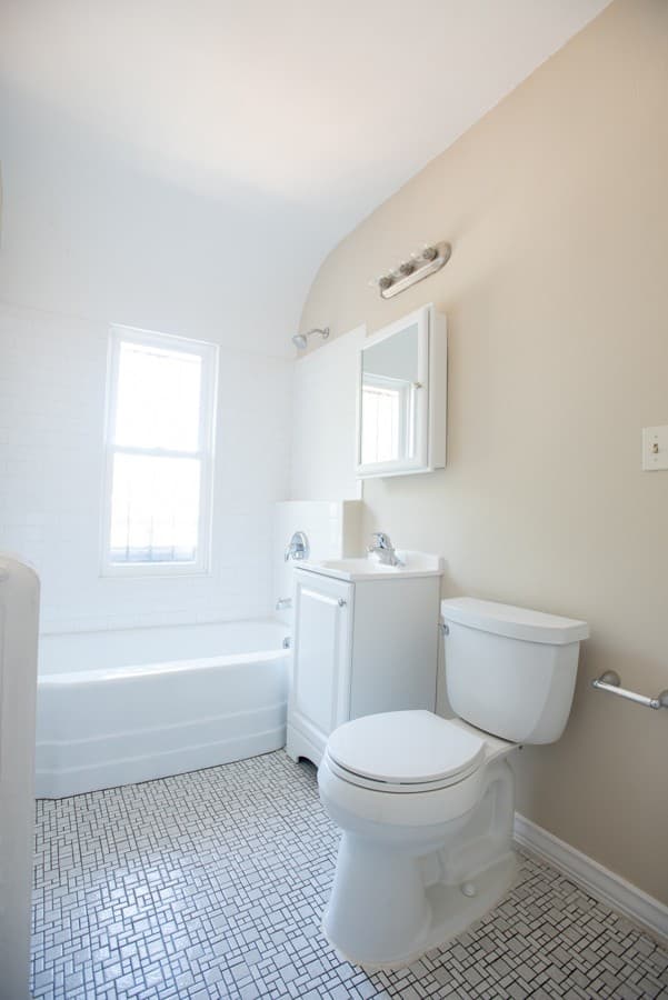 Milwaukee Apartment: 1704 E Locust St