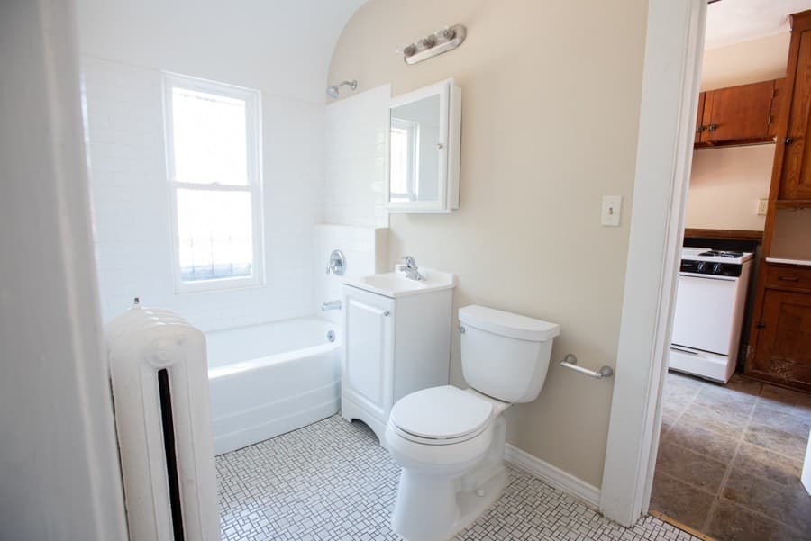 Milwaukee Apartment: 1704 E Locust St