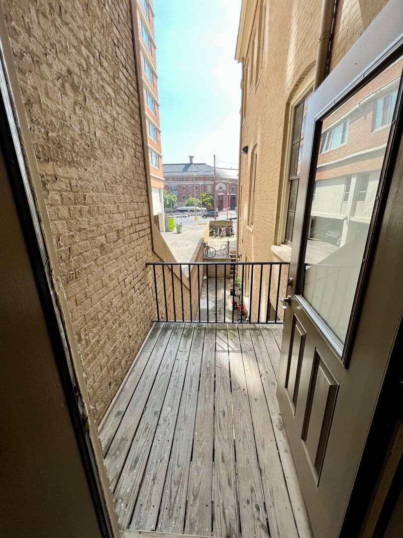 Richmond Apartment: 321 West Franklin Street