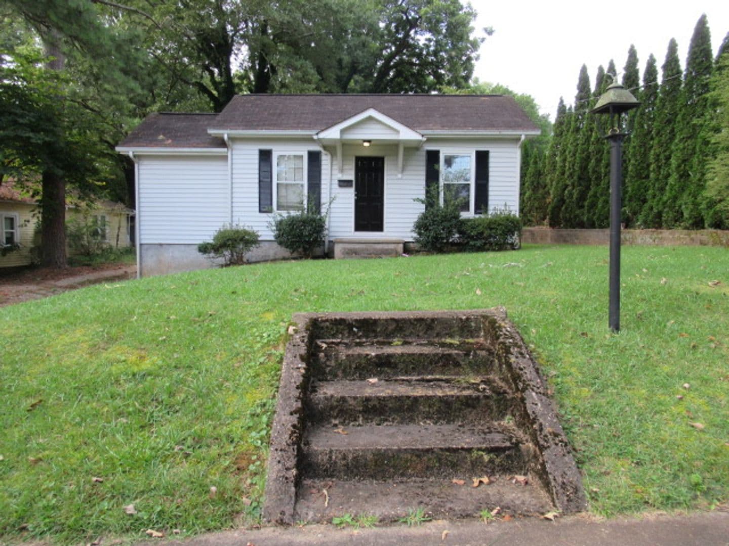Carrollton House: 209 Brown St