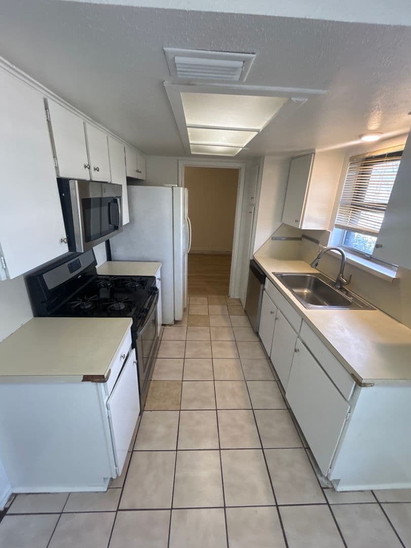 MESQUITE House: 3025 LAMBERT DR