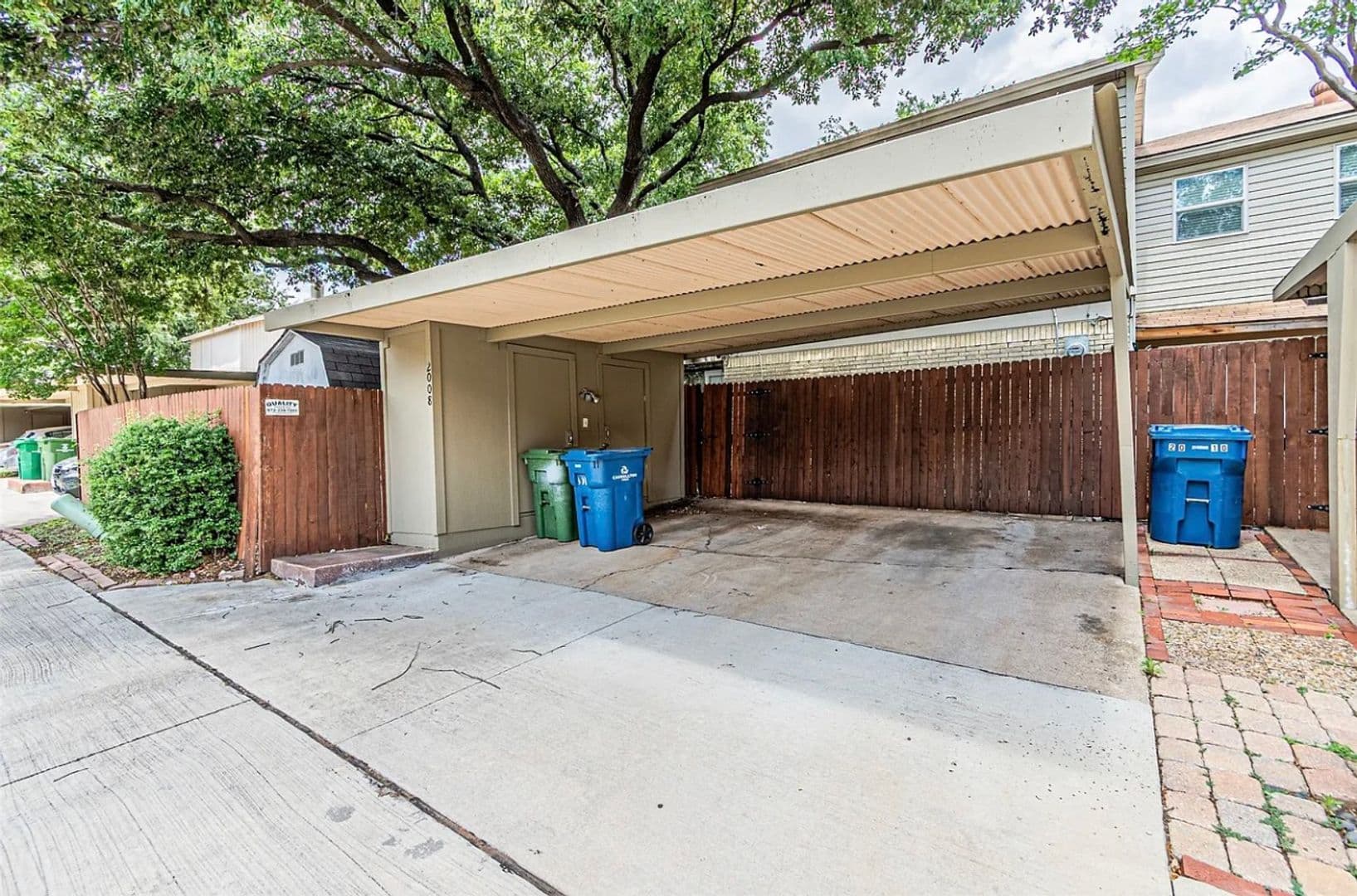 CARROLLTON House: 2008 CLUBRIDGE DR