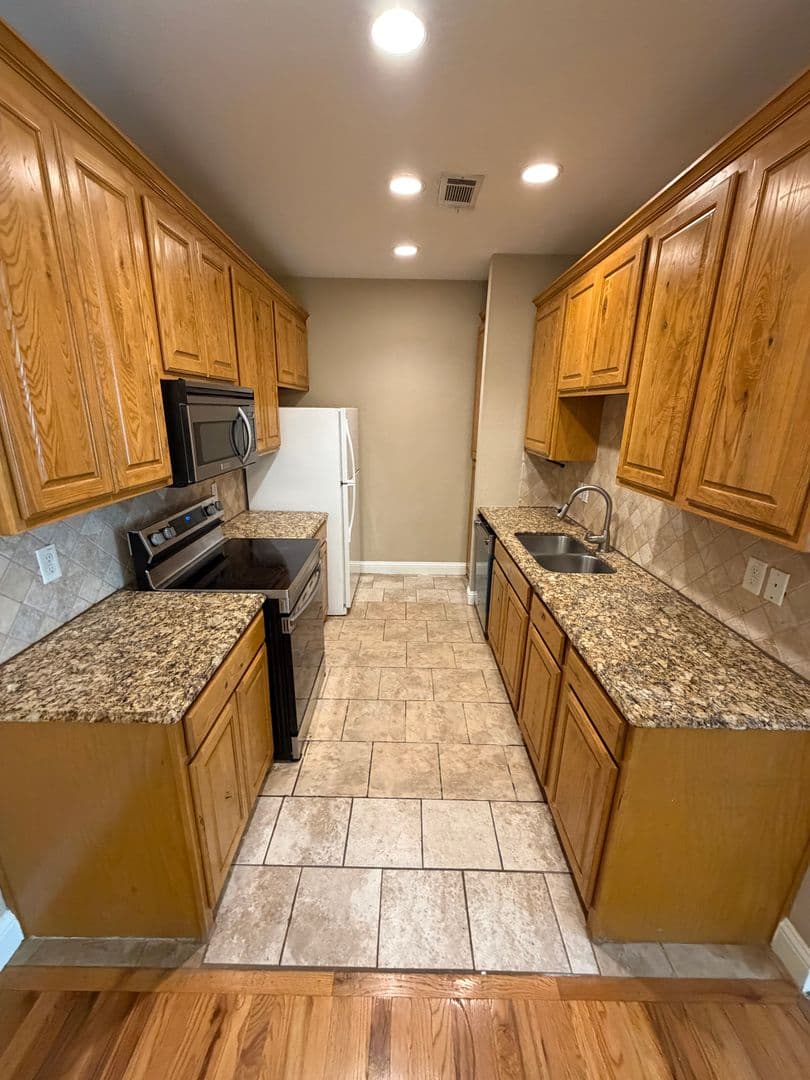 DALLAS House: 1303 HALCYON PLACE