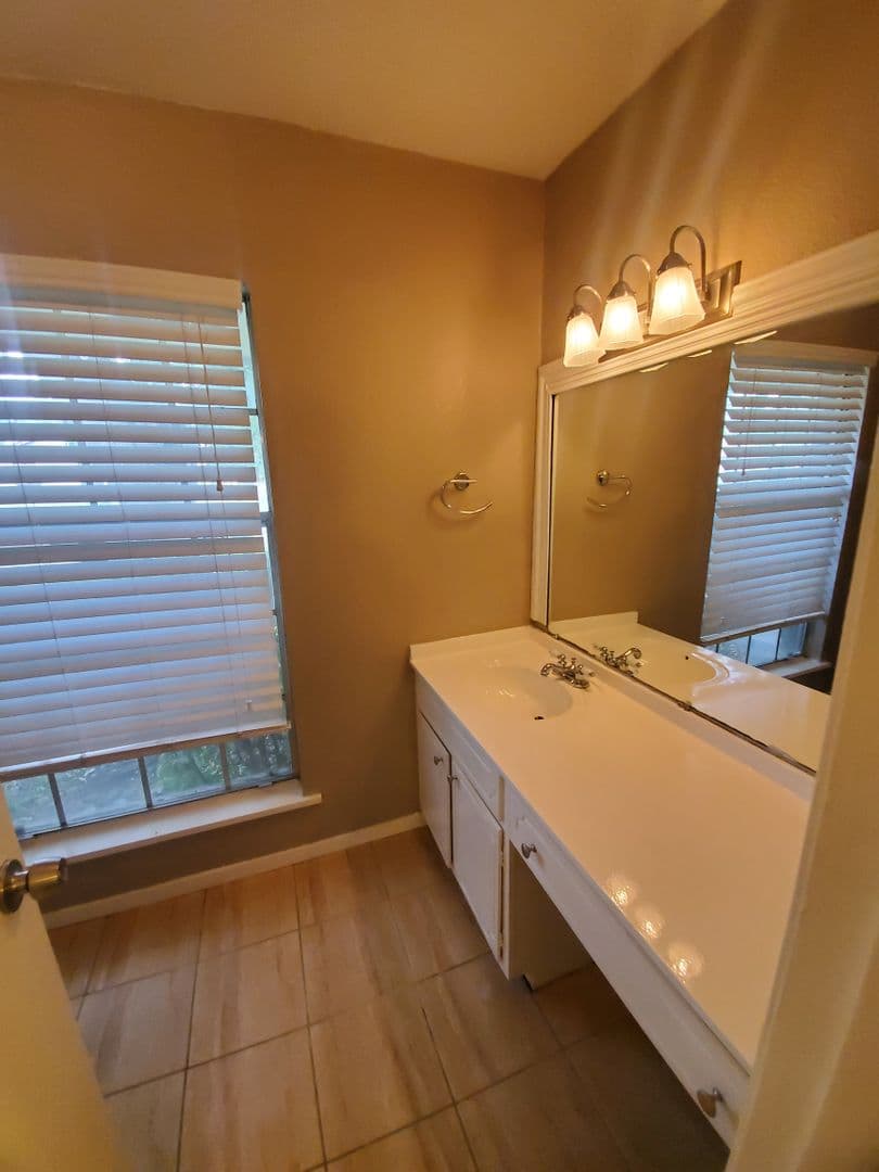 GARLAND House: 825 HUDSON DR