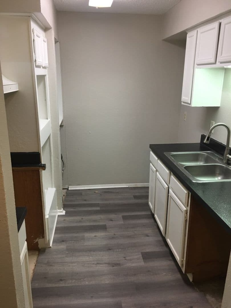 DALLAS House: 9696 WALNUT ST