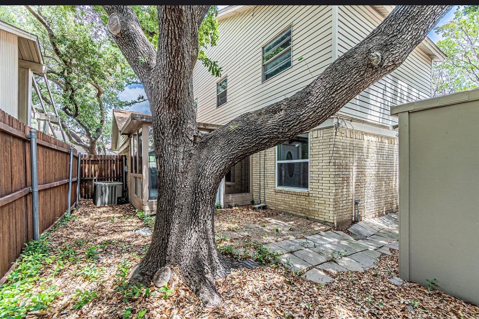 CARROLLTON House: 2008 CLUBRIDGE DR