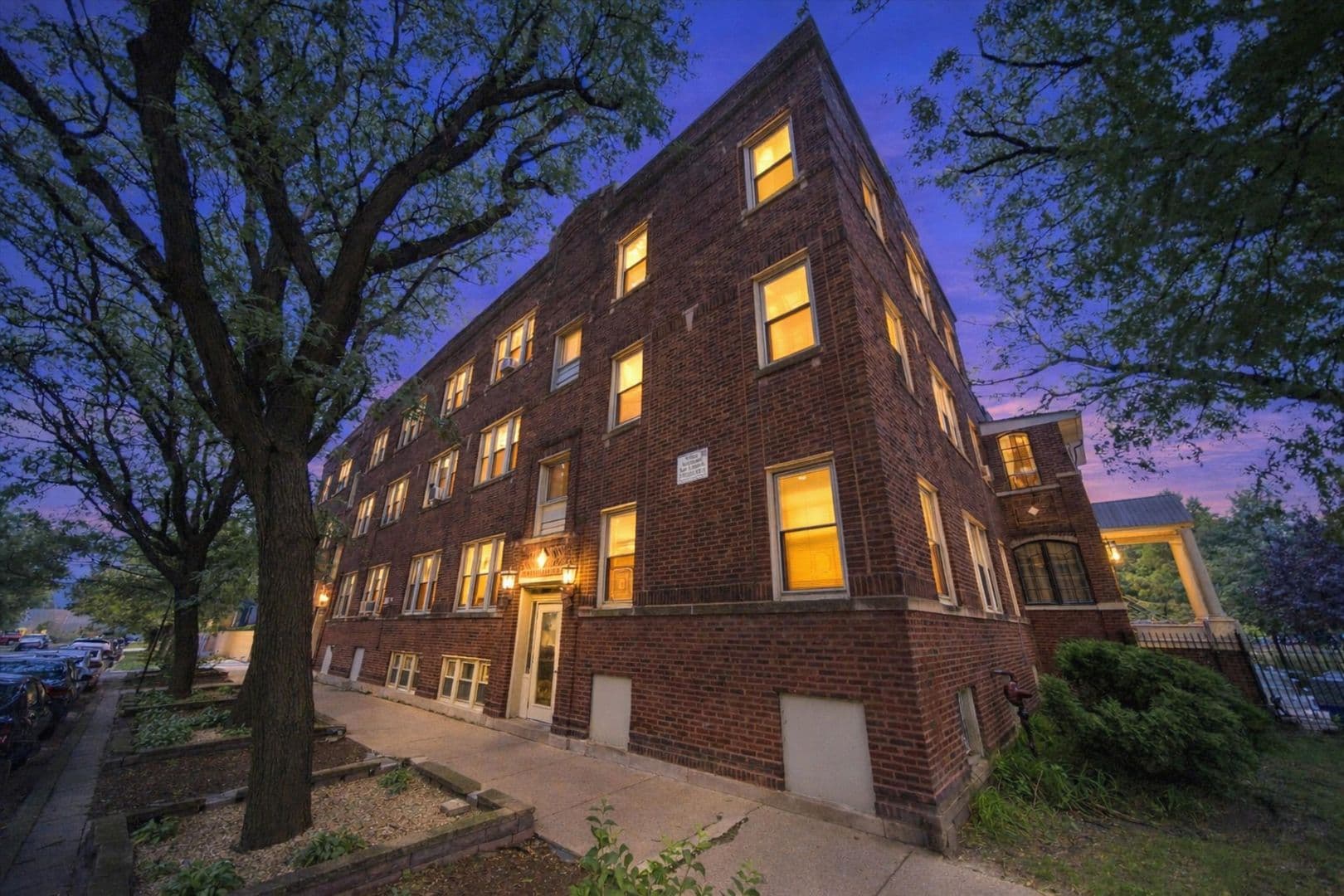 Chicago Apartment: 2915-2921 W. George
