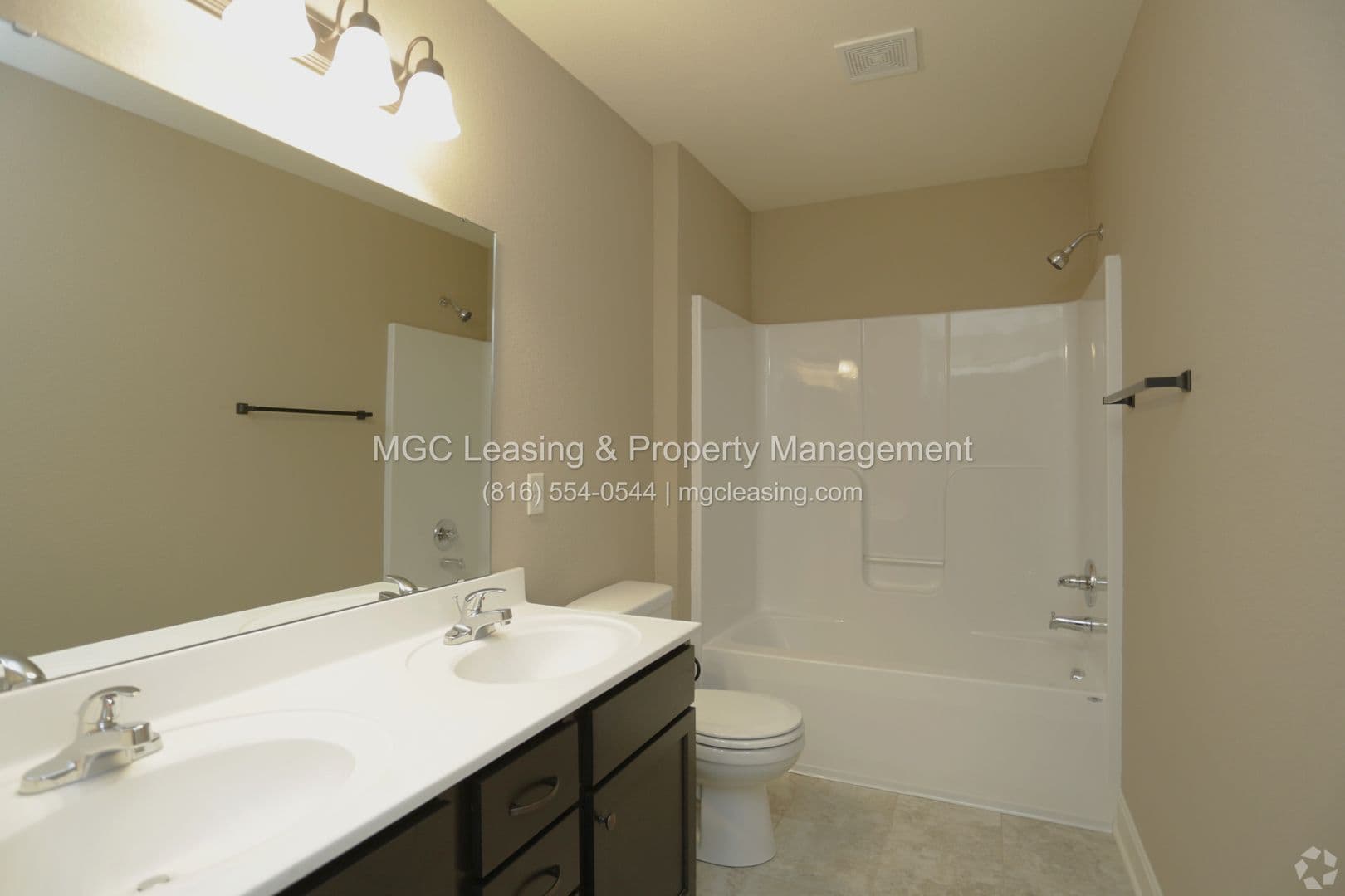 Raymore Townhome: 503-509 N Foxridge Dr